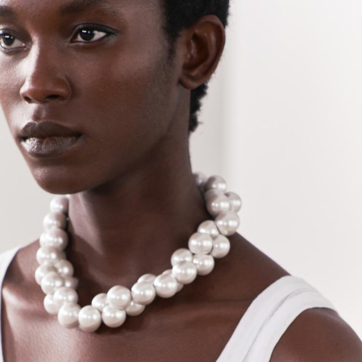 Vintage large pearl Baroque necklace with elegant temperament and collarbone chain
